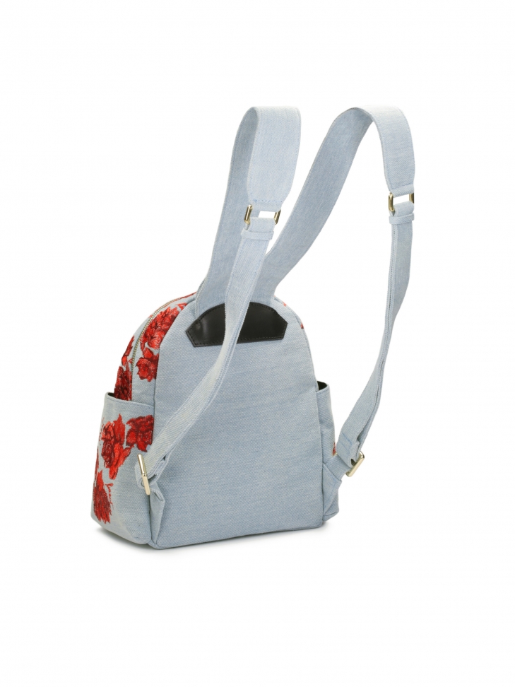 Niebieski plecak z tkaniny zdobionej czerwonymi kwiatami