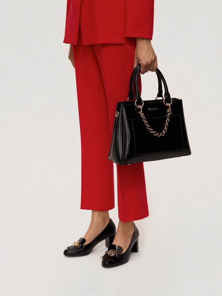 Lakierowane czarne czółenka damskie ozdobione frędzlami