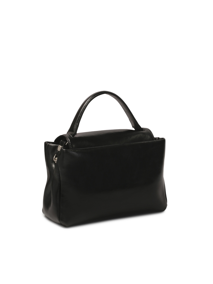 Czarna skórzana torebka z rączką i paskiem