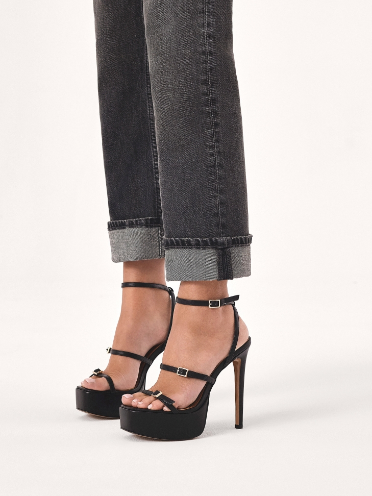Czarne sandały na obcasie i platformie