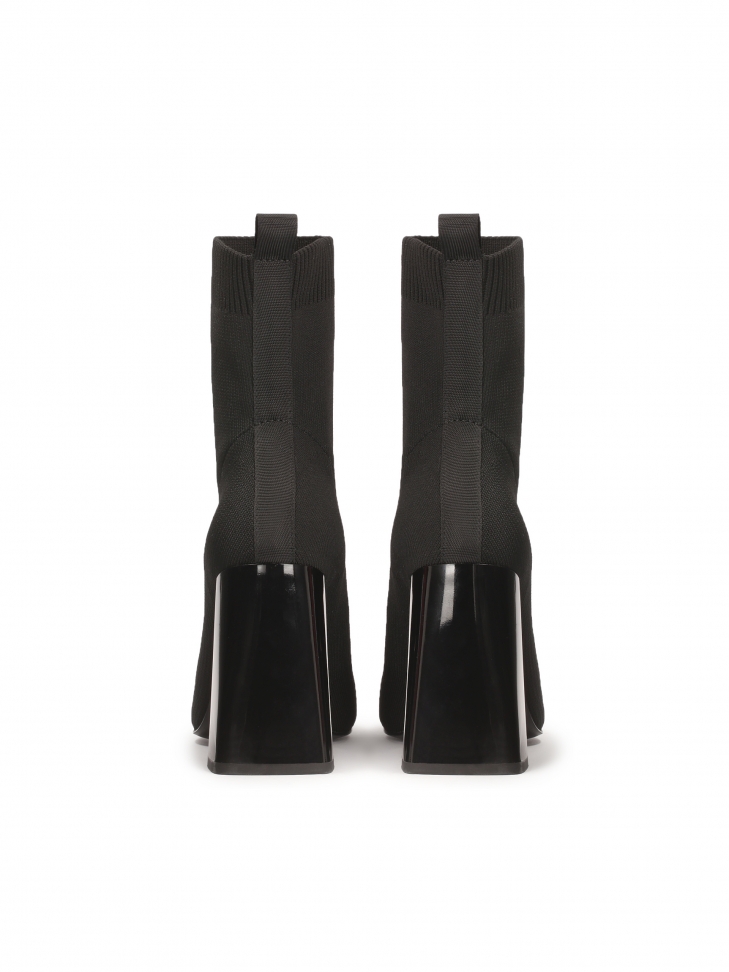 Elastyczne botki na obcasie