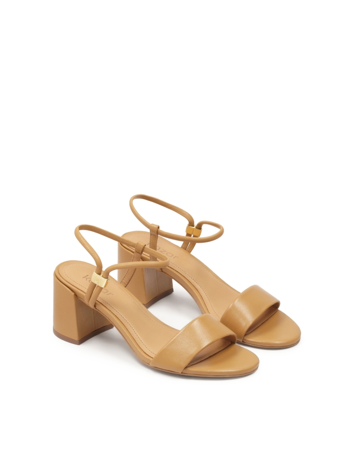 Sandały z szerokim obcasem i oryginalnym zapięciem