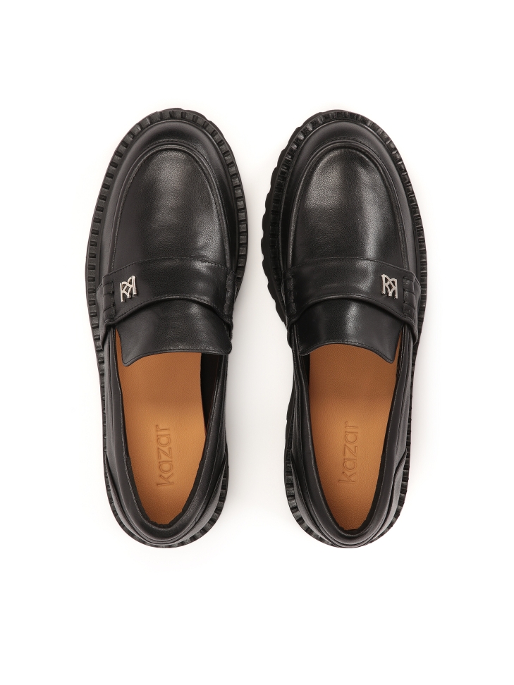 Czarne półbuty na podeszwie z bieżnikiem