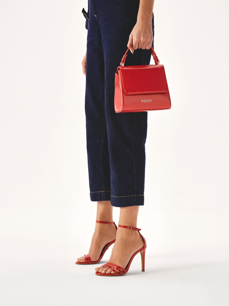 Czerwona torebka kuferek o sztywnej konstrukcji