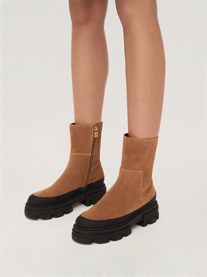 Jasnobrązowe trzewiki z zamszu na grubej podeszwie