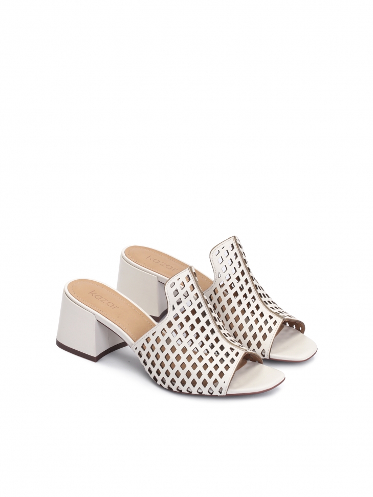 Urocze klapki z laserowo wycinanej skóry off white