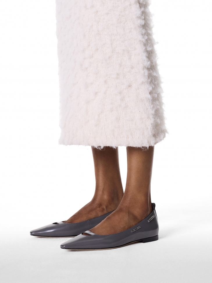 Szare czółenka na płaskiej podeszwie z wyciętą cholewką