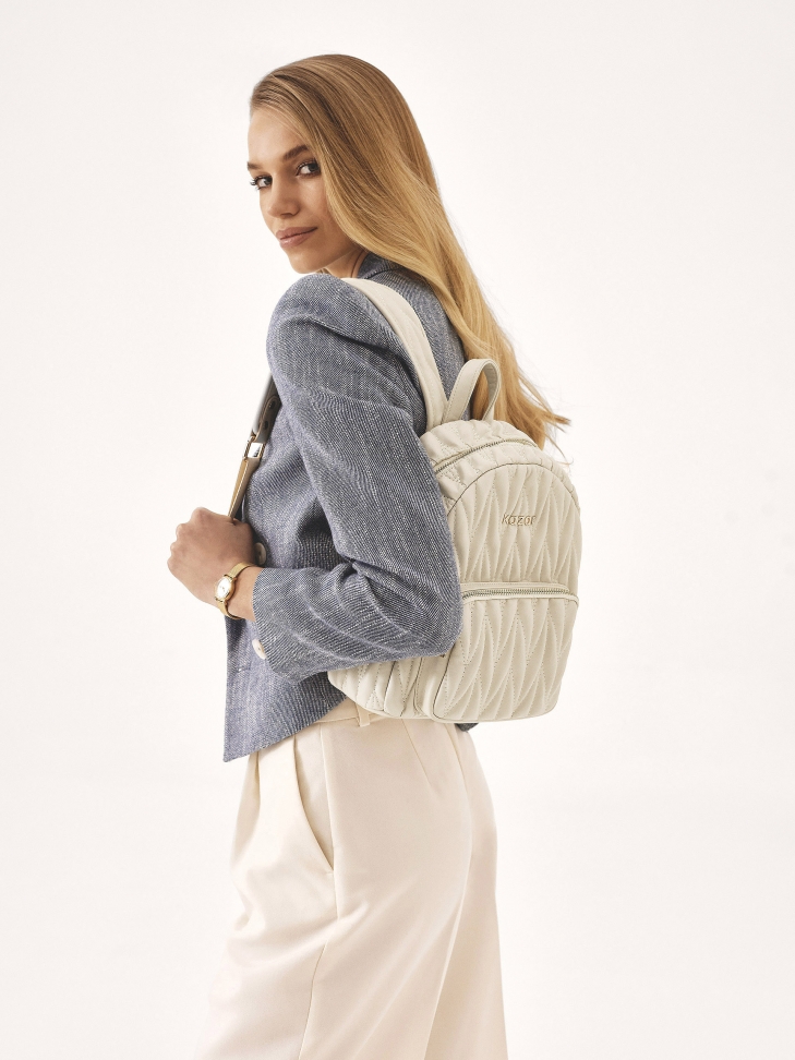 Pikowany plecak z jasnej skóry