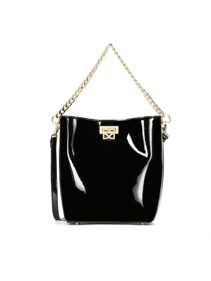 Lakierowana torebka z łańcuszkiem i zawiasowym zapięciem