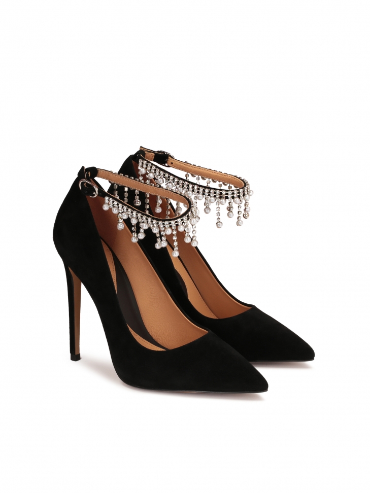 Czarne zamszowe czółenka z biżuteryjnym paskiem