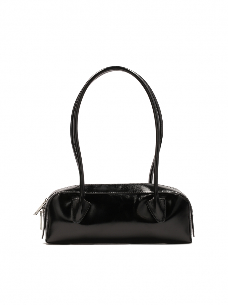 Czarna torebka na ramię o podłużnym kształcie