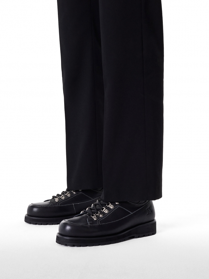 Skórzane czarne trzewiki z metalowymi szlufkami