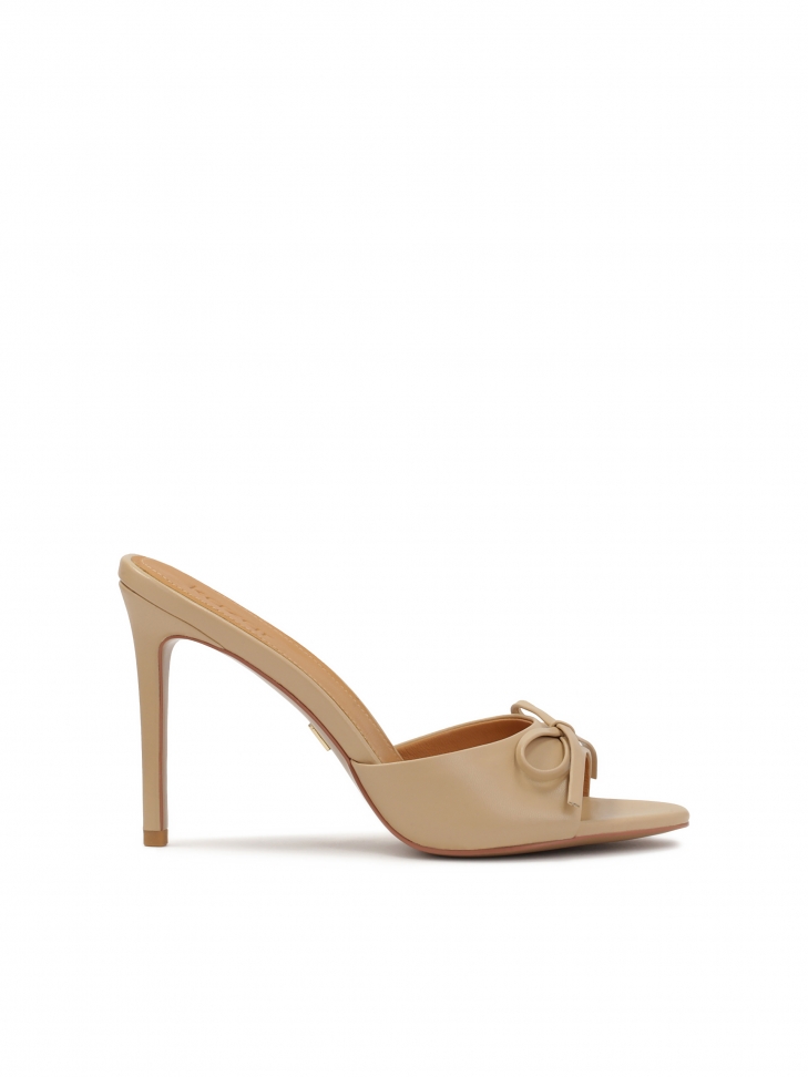 Beżowe klapki ze skórzaną kokardką