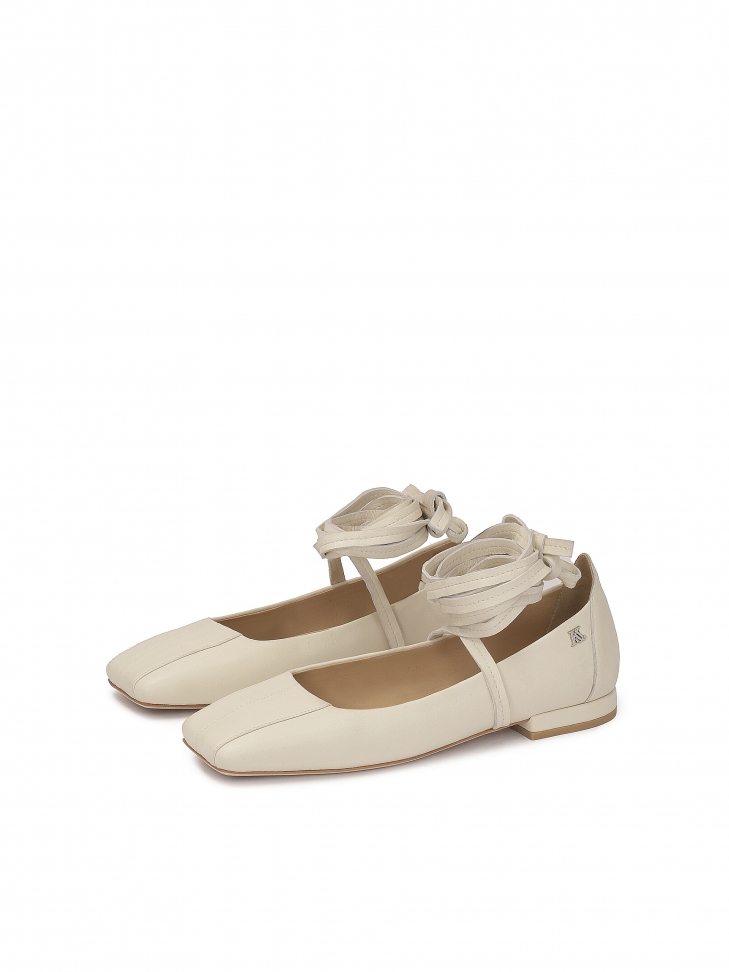 Beżowe czółenka z wiązaniem wokół kostki