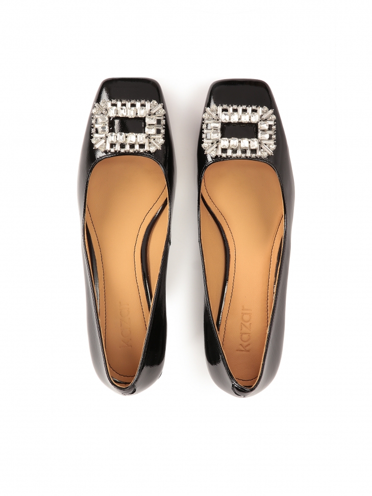 Lakierowane czółenka z broszką na przodzie