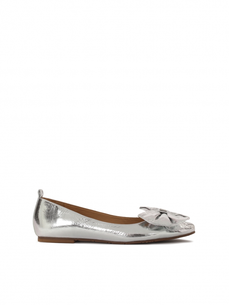 Srebrne baleriny z kokardami z gniecionej skóry