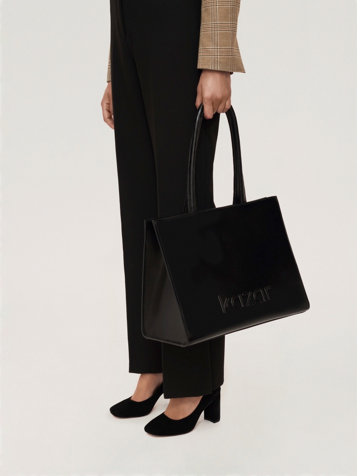 Minimalistyczne czarne czółenka z zamszu na szerokim obcasie