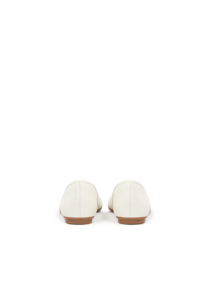 Białe skórzane baleriny zdobione metalową broszką