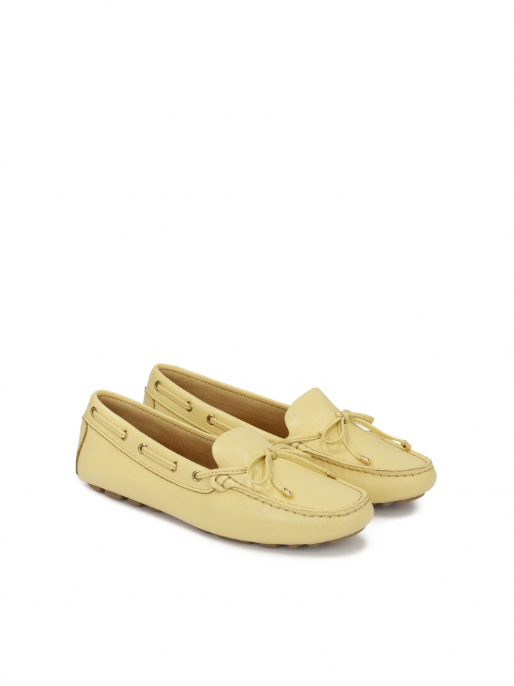Żółte mokasyny z rzemykiem na podeszwie z wypustkami