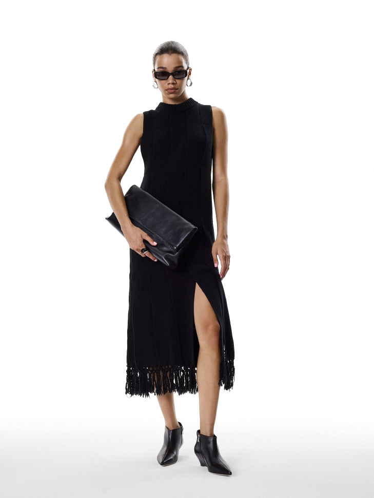 Podłużna kopertówka do ręki w czarnym kolorze