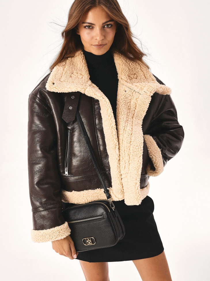 Mała czarna torebka na długim pasku