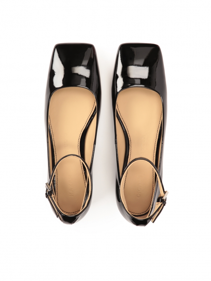 Czarne lakierowane czółenka w stylu Mary Jane