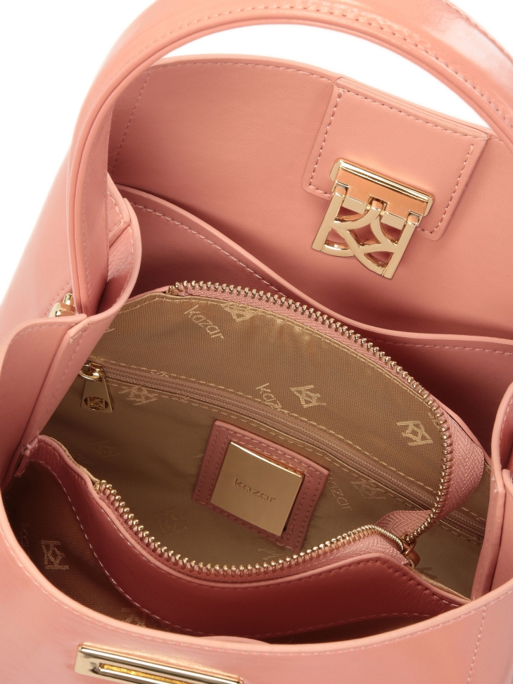 Elegancka różowa torebka o sztywnej konstrukcji