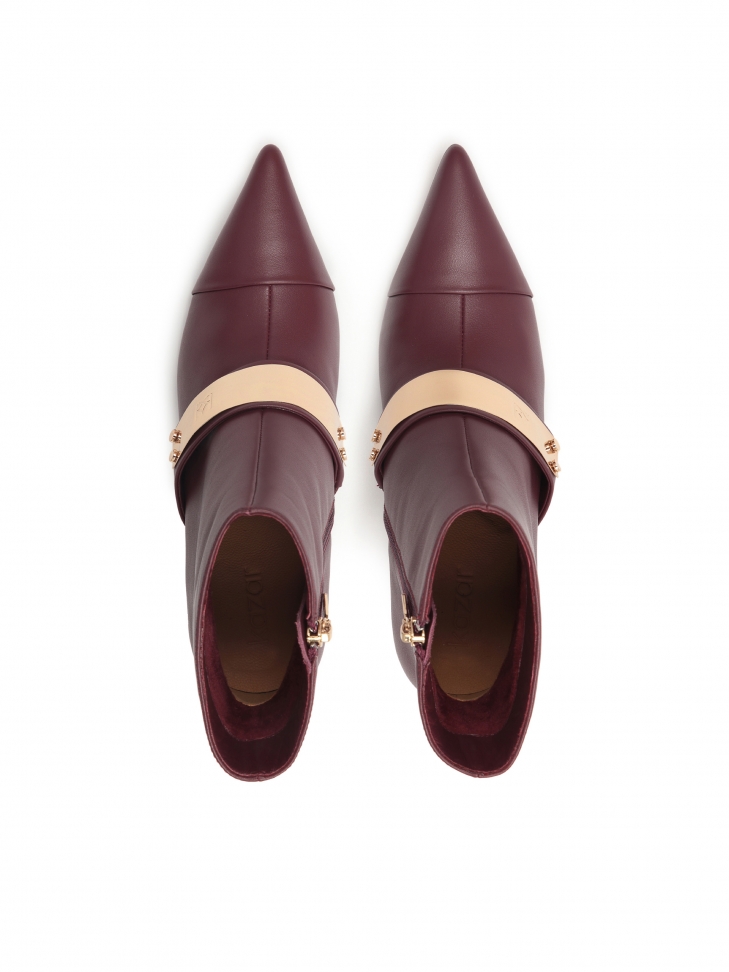 Bordowe botki ze skóry licowej z efektowną metalową ozdobą