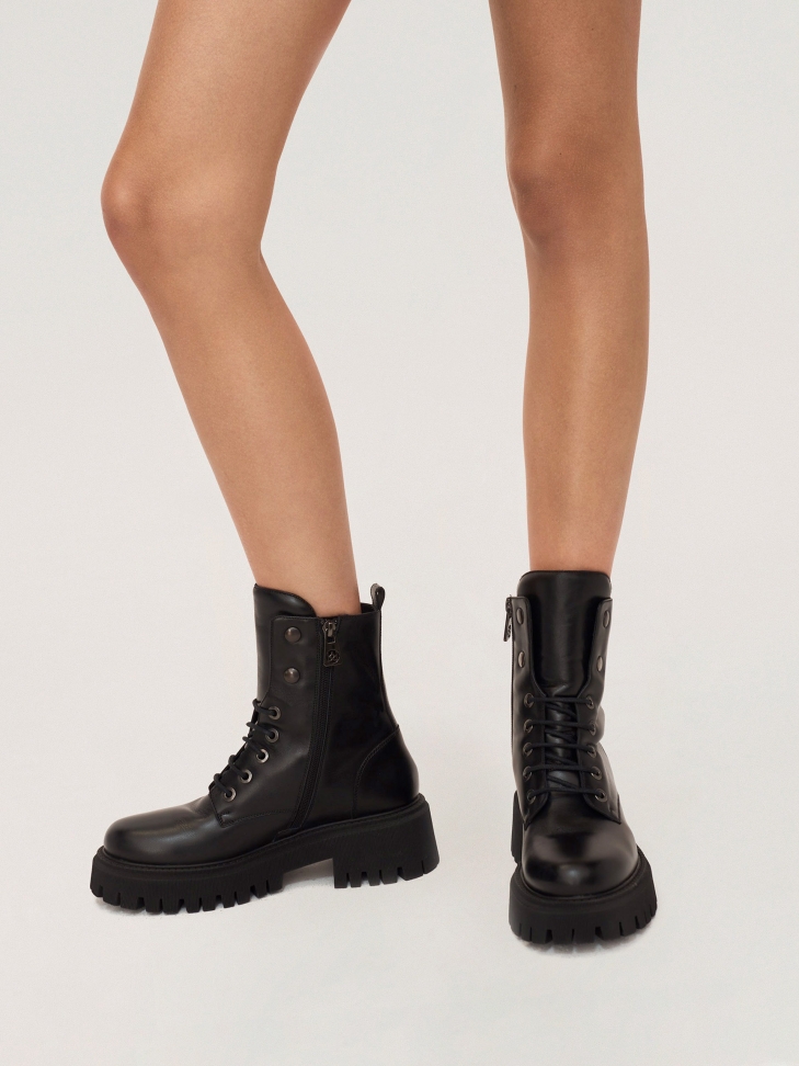 Czarne skórzane trzewiki damskie w militarnym stylu
