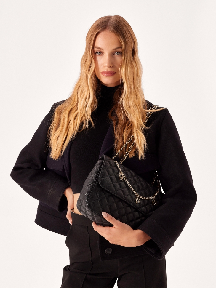 Pikowana torebka zdobiona łańcuchem z zawieszkami