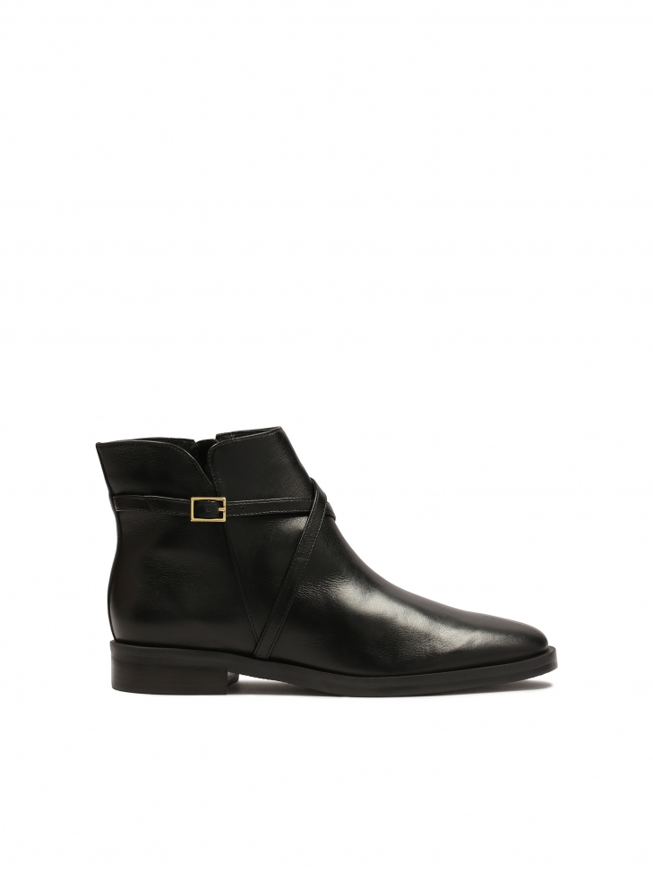 Płaskie botki z zyżującymi się paskami