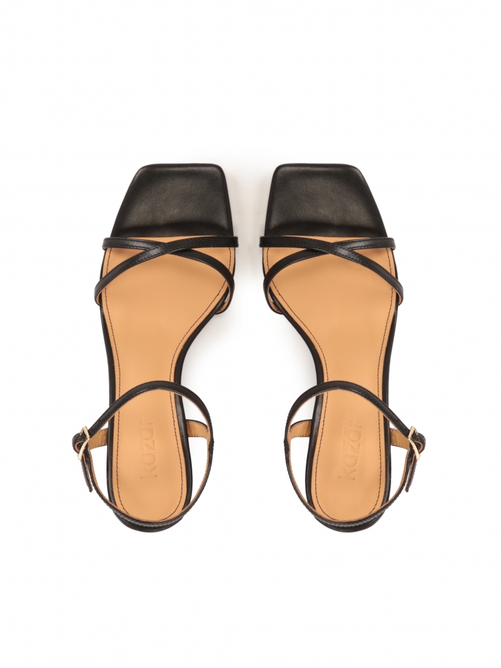 Czarne sandały na koturnie z kwadratowym noskiem