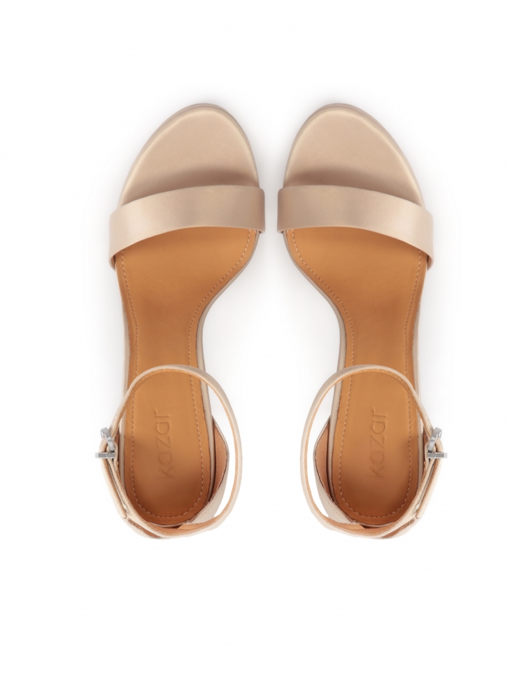 Ślubne sandały na obcasie i platformie