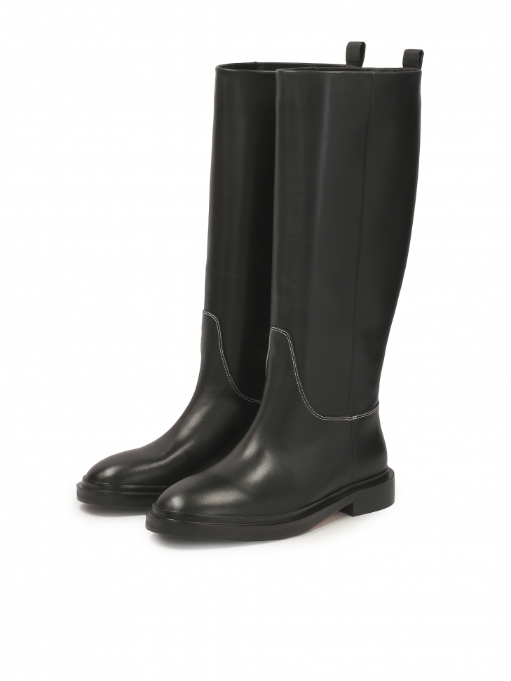 Wsuwane kozaki na płaskiej podeszwie