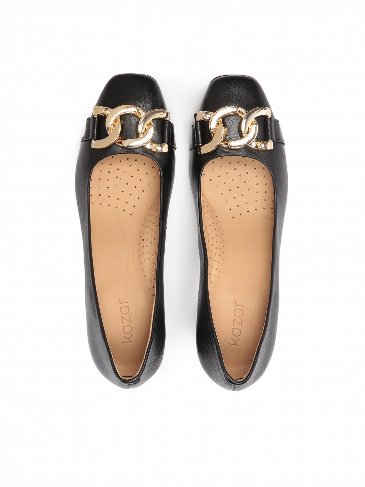 Czarne czółenka na szerokim obcasie zdobione ogniwami