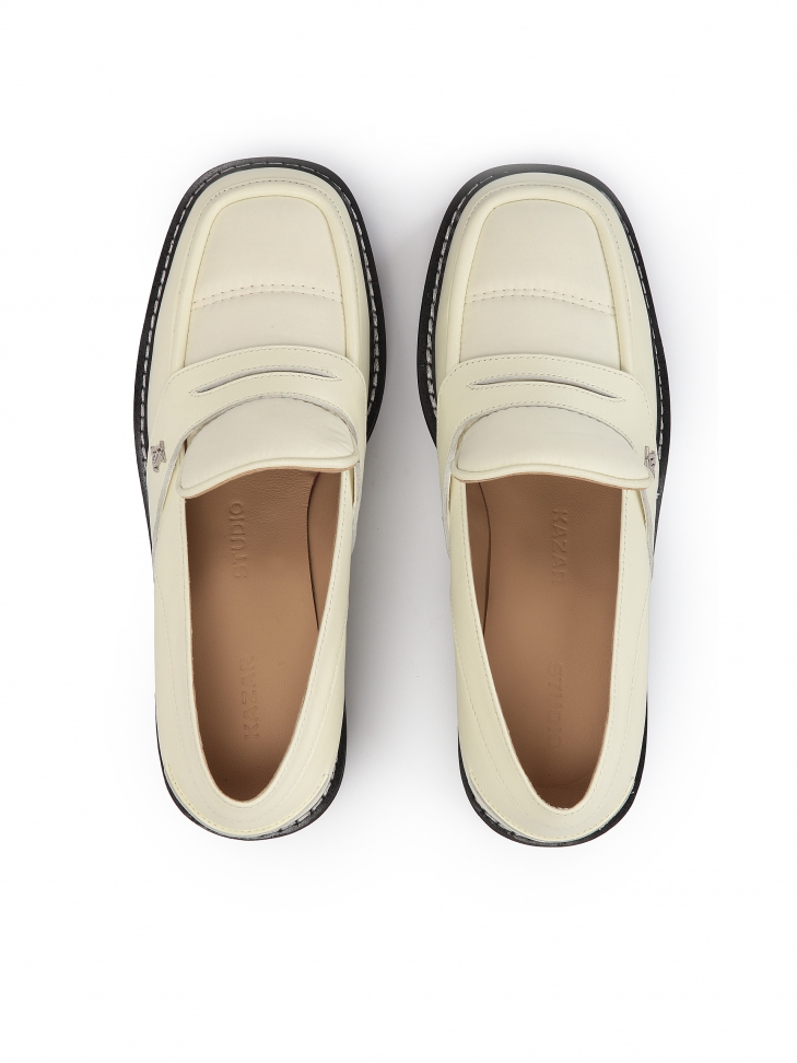 Półbuty skórzane off-white z czarną podeszwą