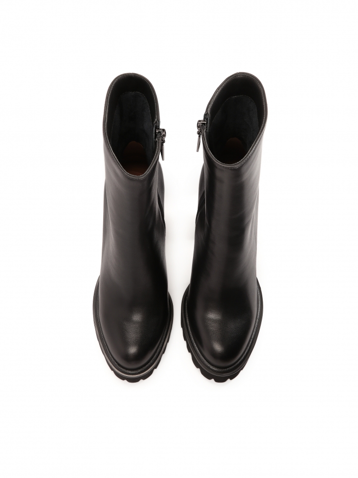 Minimalistyczne czarne botki na wysokim obcasie i platformie