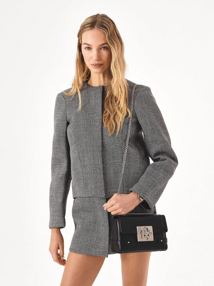 Skórzana czarna torebka na łańcuszku o sztywnej konstrukcji