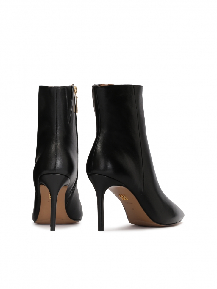 Minimalistyczne czarne botki ze spiczastymi noskami