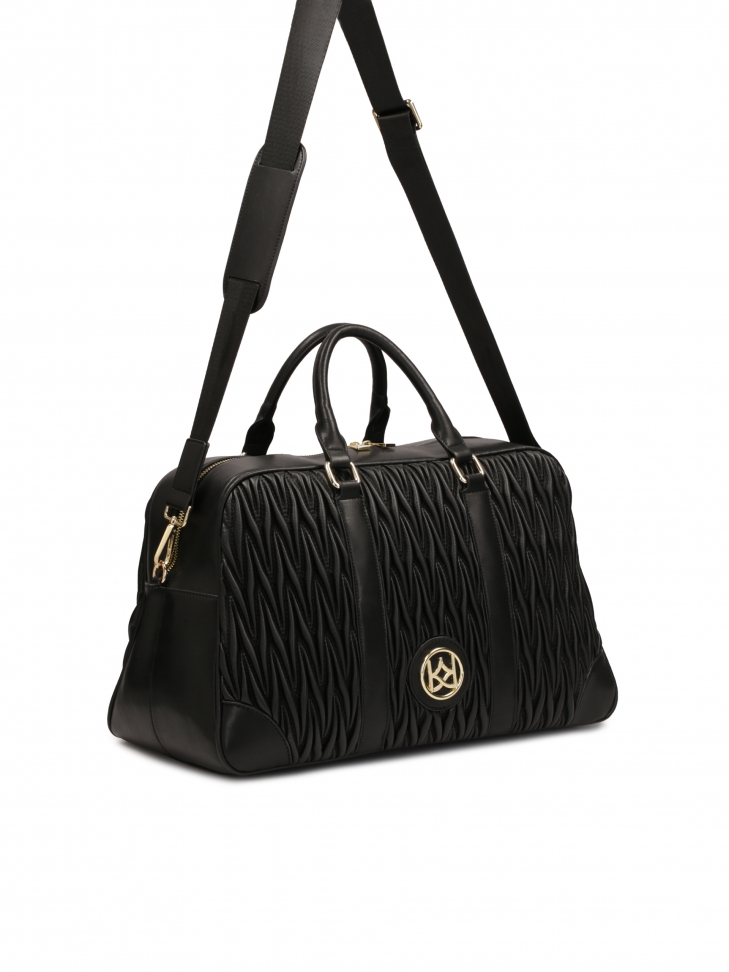 Czarna torba podróżna z miękkiej pikowanej skóry