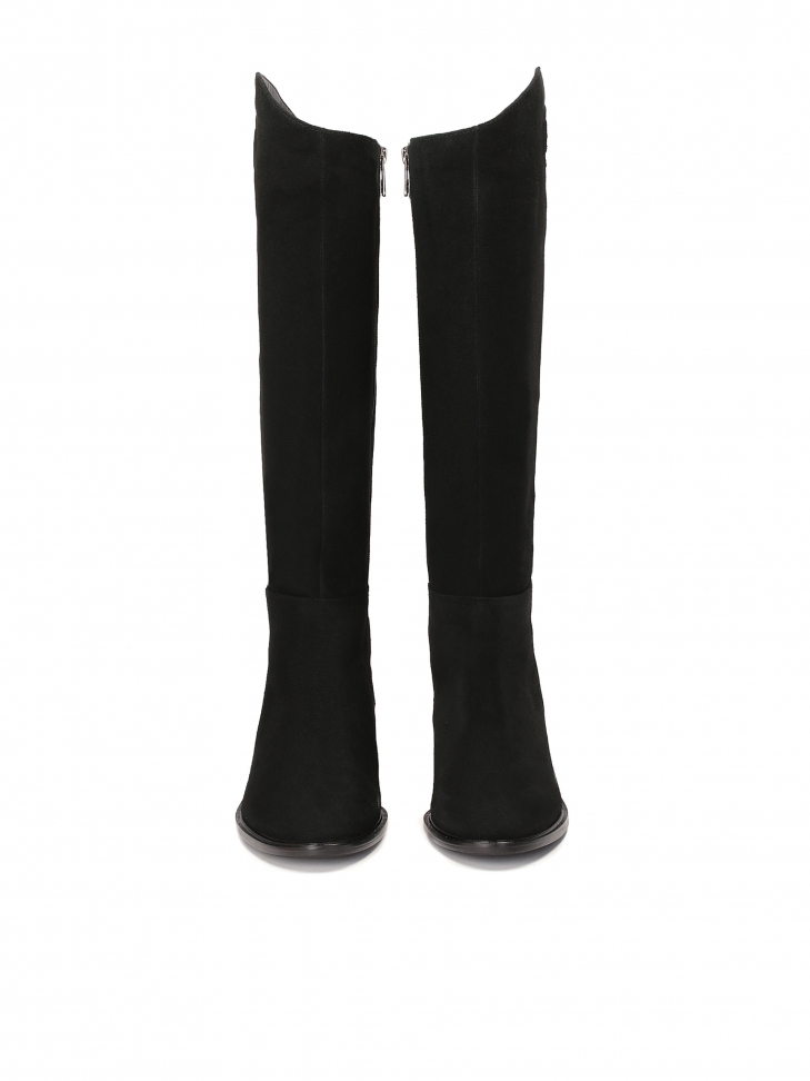 Zamszowe kozaki na płaskiej podeszwie