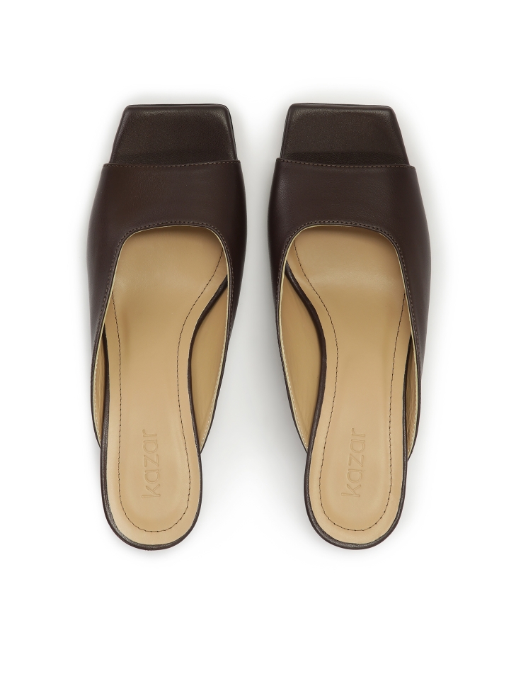 Brązowe klapki z modnie wyciętą cholewką