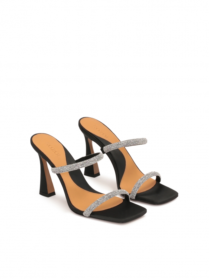 Czarne klapki z tkaniny na obcasie