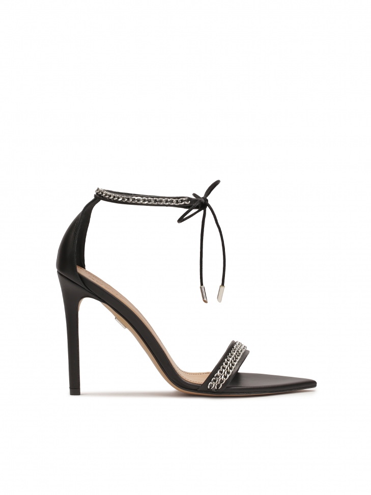 Sandały ze spiczastymi noskami i wiązanymi paskami