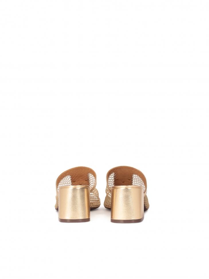 Ażurowe ote klapki zdobione monogramem