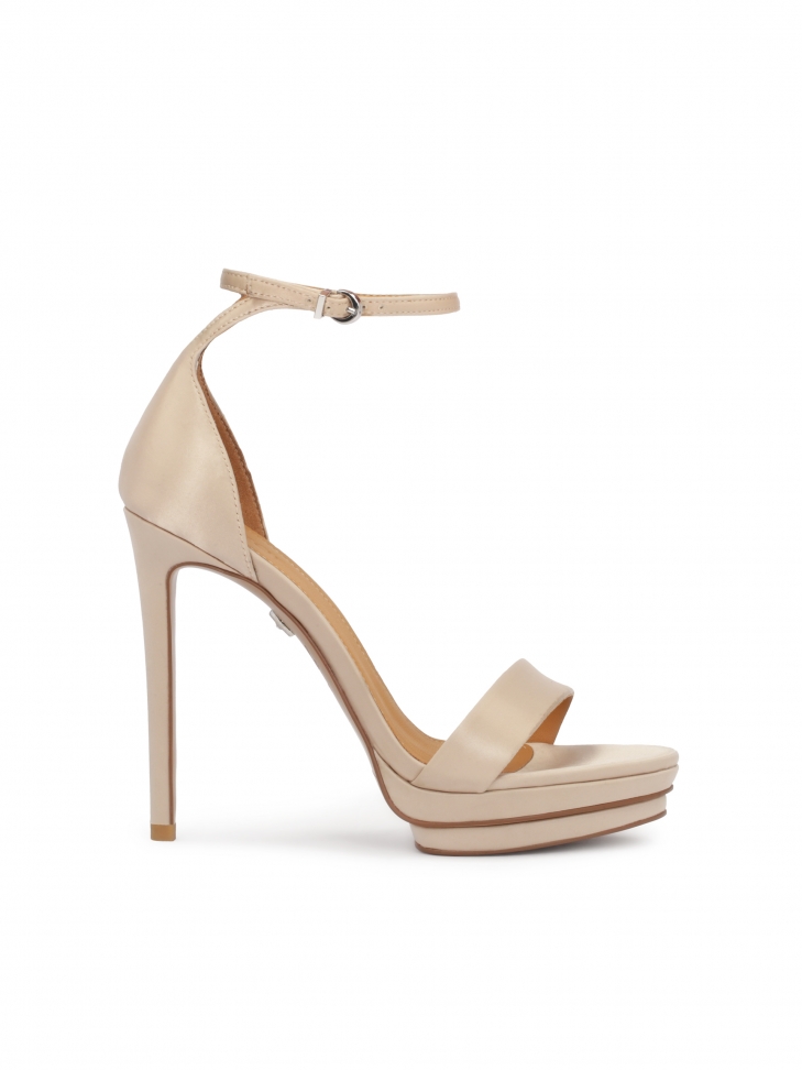 Ślubne sandały na obcasie i platformie