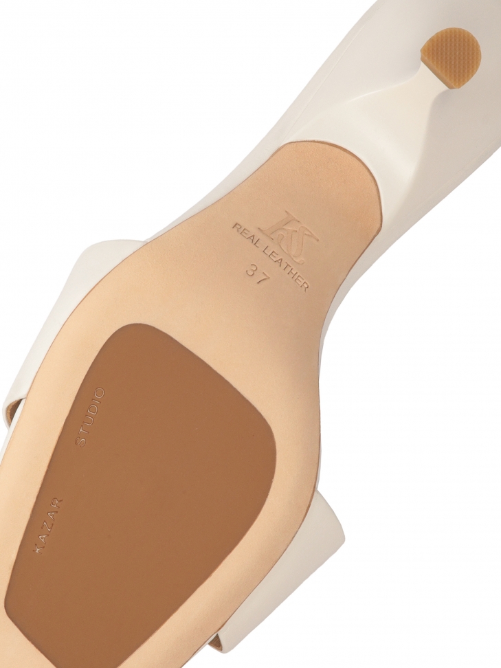 Białe minimalistyczne klapki na modnym obcasie