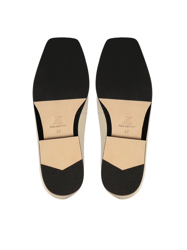 Białe skórzane półbuty z czarną podeszwą