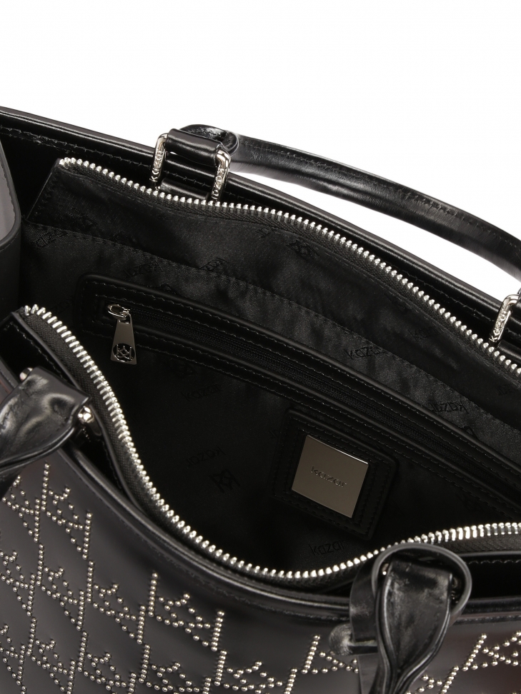 Duża torebka z wyopkowanymi metalowymi monogramami