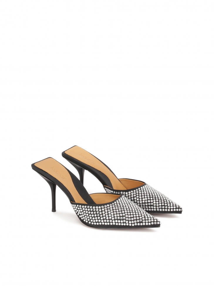 Czarne klapki na obcasie ze srebrnymi yształkami